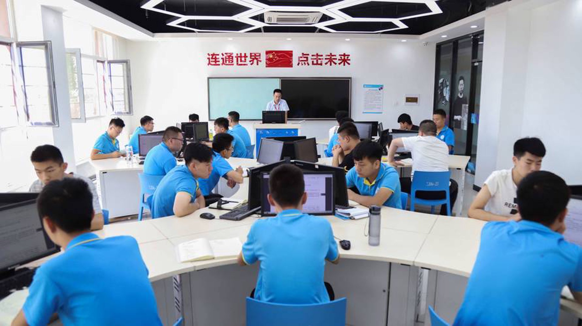 桐城网站建设：紧跟信息技术浪潮，构建企业未来